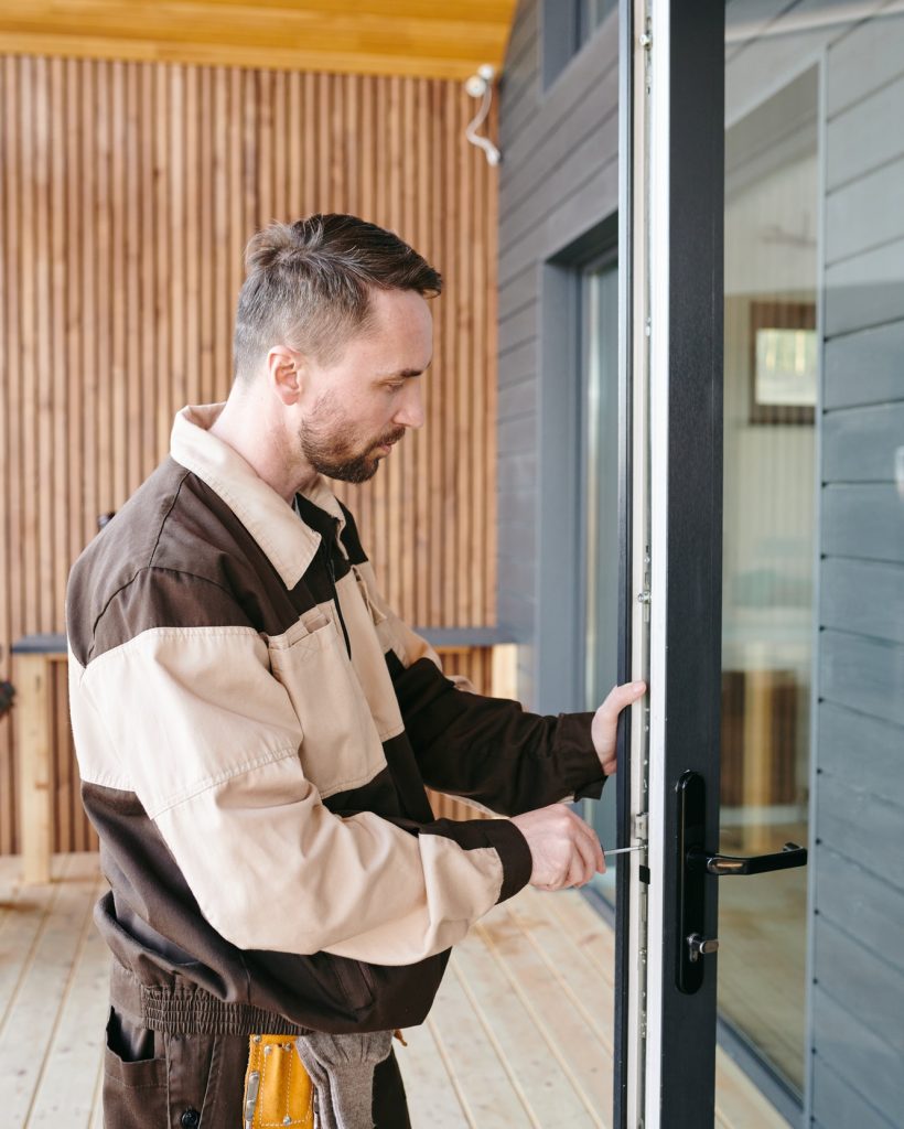 young-repairman-fixing-lock-in-large-transparent-door.jpg young-repairman-fixing-lock-in-large-transparent-door.jpg